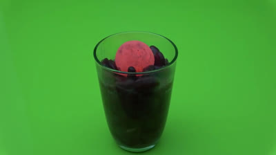 ¿Qué pasa si metemos una pelota de metal a 1000 grados en un vaso con huevos?