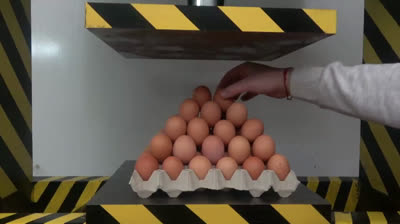 Hydraulic press vs +100 eggs