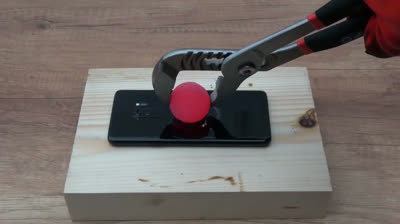 Pelota de metal a 1000 grados contra Samsung Galaxy S9+