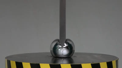 Bola de metal vs Guillotina hidráulica