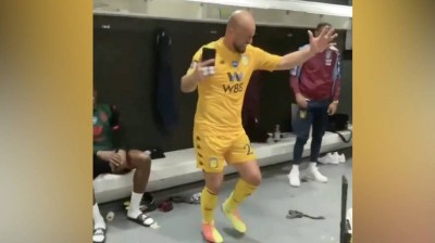 Celebración de la permanencia de Pepe Reina con el Aston Villa
