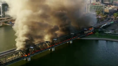 Un tren descarrila en un puente de Arizona y provoca un incendio | Increíble accidente