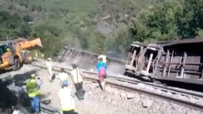 Adif tira al rio Sil dos vagones de un tren que había descarrilado