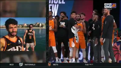 Familiares de los jugadores de los Phoenix Suns presentan las alineaciones antes del partido