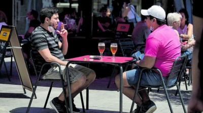 Galicia prohibe fumar en la calle