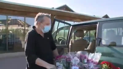 Miguel Bosé haciendo la compra con mascarilla | Vídeo Completo