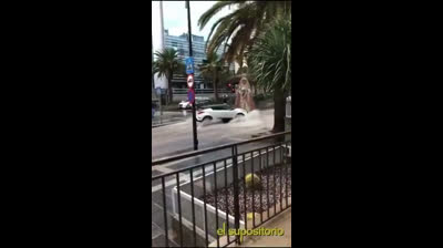 Una virgen caminando por el agua