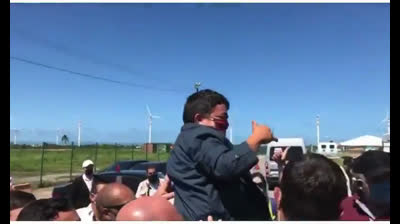 Bolsonaro confunde a un enano con un niño y le alza en mitad de la multitud