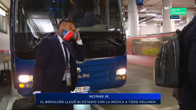 Neymar y la música...¡¡Hasta llegando a los partidos!!