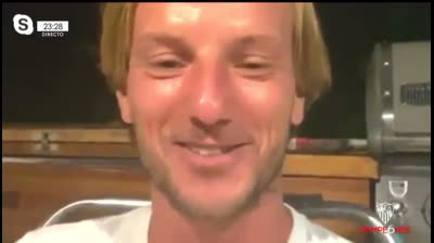 Rakitic celebrando la Europa League del Sevilla ¡Se tira a la piscina!