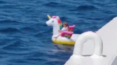 Encuentran a una niña en un flotador de unicornio en medio del mar