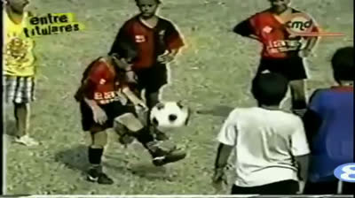 Leo Messi jugando al fútbol con 8 años