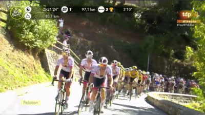 Un comentarista del Tour en TVE fue a orinar y se dejó el micro abierto