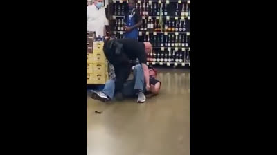 Hombre blanco se resiste a ser detenido en un supermercado
