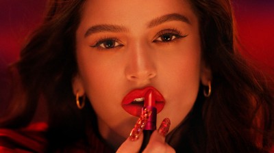 Rosalía es la nueva imagen de Viva Glam, el lipstick solidario de MAC