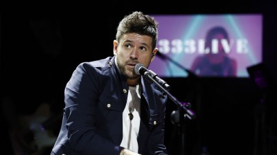 Pablo López recibe una pedrada en medio de un concierto y este responde cantando (Vídeo Completo)