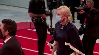 Glamour con mascarilla en la alfombra roja del Festival de Cine de Venecia