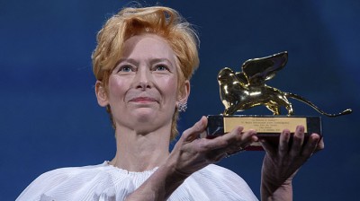 Tilda Swinton recibe el León de Oro en el Festival de Cine de Venecia