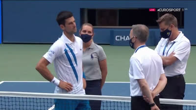 Djokovic golpea juez linea y es descalificado del US Open