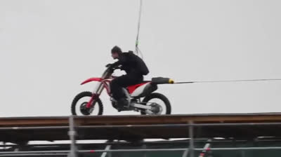 Tom Cruise salta en moto y paracaídas en el rodaje de “Misión Imposible 7”