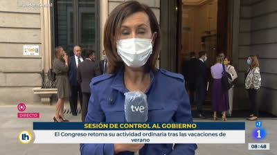 Diputados de VOX fumando en la puerta del Congreso