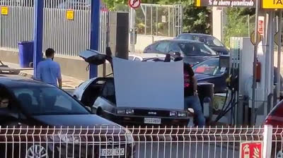 Menudo gilipollas, con un DeLorean y viaja a 2020