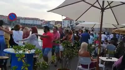 Un grupo de adultos baila una conga en Asturias durante el Coronavirus