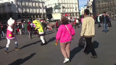 Bob Esponja vs Hello Kitty | Pelea en la Puerta del Sol en Madrid