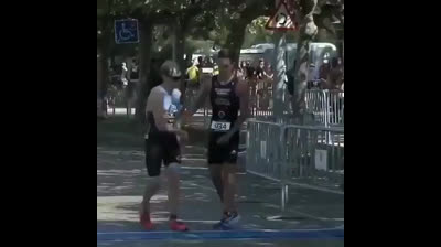 Spanish triathlete stops and allows British opponent to cross finish line first after wrong turn