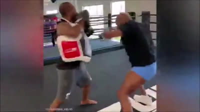Mike Tyson entrenando con su sparring a sus 54 años de edad