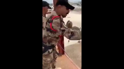 Soldado no es sujetado y recibe un brutal golpe de pecho