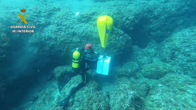 Guardia Civil finds a safe at the bottom of the sea with 1,000 euros