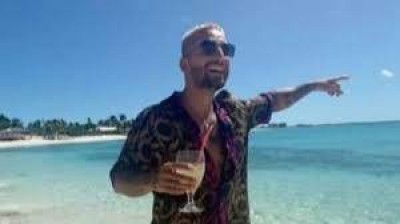 Maluma canta Hawai en la playa