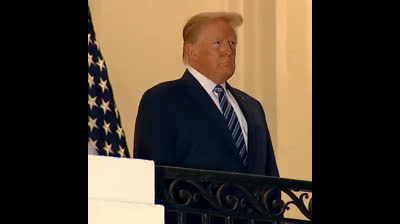 Donald Trump, respirando mal, vuelve a La Casa Blanca y se quita la mascarilla