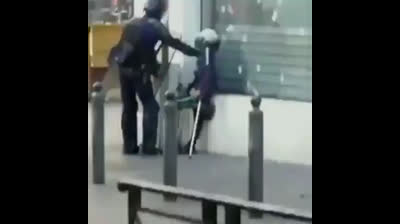 Policía empuja a un minusvalido en Francia