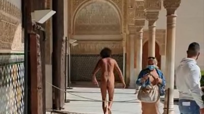 Hombre desnudo corriendo por la Alhambra de Granada | Vídeo Completo