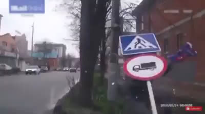 Hombre se libra de ser atropellado y le cae una señal de tráfico en la cabeza