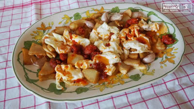 Receta rápida de huevos rotos con sobrasada