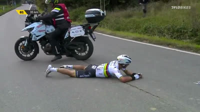 Accidente de Julian Alaphilippe contra una moto en el Tour de Flandes