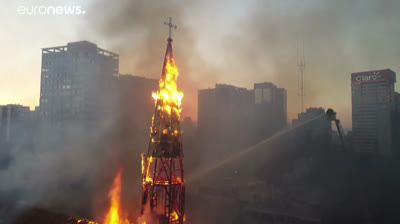 Queman y saquean la iglesia de la Asunción en Chile y se derrumba su cúpula | Vídeo Completo