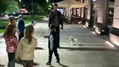 Novak Djokovic enseñando a jugar a unos niños al tenis mientras pasea el perro | Vídeo Completo