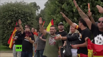 Nacionalistas españoles queman y pisotean banderas catalanas (franquistas, neonazis,...)