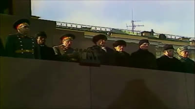 Himno de la URSS en la Plaza Roja de Moscú con la gerontocracia soviética presente (1980)