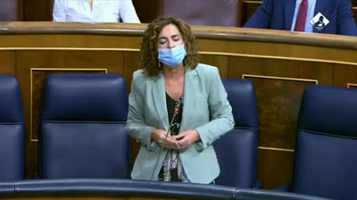 María Jesus Montero defiende los prespuestos ante los ataques de la diputada del PP Carolina España