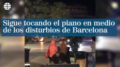 Man playing the piano during the riots in Barcelona | Full Video