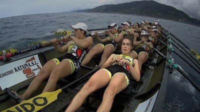 El BRUTAL ejemplo de trabajo en equipo de esta remera que perdió su remo