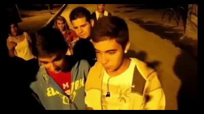 Beret rapeando de joven