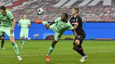 Gol de escorpión de Valentino Lázaro contra el Bayer Leverkusen