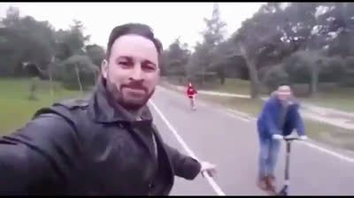 Santiago Abascal patinando al ritmo de Dreams de Fleetwood Mac