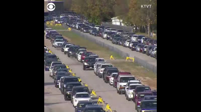 Colas de coches para recoger alimentos en Texas